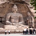 Der 14 Meter hohe Buddha in Höhle 20 im Größenvergleich mit den davor stehenden Menschen.