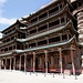 Viele Höhlen sind mit Fassaden aus der Qing-Zeit geschützt. Hier die Fassade vor den Höhlen 5 und 6.