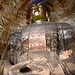 Zurück in Höhle 5. Die 17 Meter hohe Statue des sitzenden Buddha stammt aus der zweiten Bauphase der Yungang-Grotten im späten 5. Jahrhundert. 