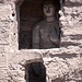 Die gut erhaltene Kolossalstatue eines stehenden Buddhas in Höhle18. Diese Höhle stammt aus der ersten Bauphase. Sie enthält neben der auf dem Bild sichtbaren Hauptstatue noch ein paar kleinere Statuen.