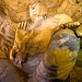 Die Hand dieser monumentalen Statue in Höhle 13 wird von einer kleinen Figur gestützt.