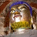 Großaufnahme des bemalten Kopfs der monumentalen, 17 Meter hohen Statue in Höhle 5. Für mich die beeindruckendste Höhle.