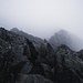 Kletterstelle mit dünnem Stahlseil im Nebel