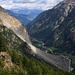Der mächtige Bergsturz von Randa.<br /><br />Info von Wikipedia:<br />Er erreignete sich 1991 als am frühen Morgen des 18. Aprils riesige Felsbrocken ins Tal stürzten . Am 9. Mai, drei Wochen später, rutschte der Berg weiter ab und die Geröllmassen von total zirka 33000000m³ begruben grosse Teile des Weilers Lerch, die Verbindungsstrasse nach Zermatt und die Strecke der Brig-Visp-Zermatt-Bahn. Auch die durch das Tal fliessende Matter Vispa wurde durch das Geröll gestaut und bedrohte mit ihren Wassermassen den Ort. Das Wasser wurde daraufhin mit Elektropumpen über das Hindernis gepumpt. Nach langen Regenfällen verschüttete der Dorfbach mit seinen mitgeführten Geröllmassen die Pumpen, die daraufhin ausfielen. Die tiefer gelegenen Ortsteile Randas wurden am 16. Juni 1991 überschwemmt. Innerhalb dreier Wochen rutschten in Randa rund 30000000m³ Fels ab. Die Felsmassen begruben 33 Landwirtschaftsgebäude und Ferienhäuser sowie sieben Pferde und 35 Schafe unter sich. Eine mehrere Zentimeter hohe Staubschicht bedeckte das Tal.