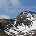 In der Nordflanke von Chlin Hüreli hat es noch viel Schnee.<br />Das heutige Gipfelziel Cima di Camutsch ist nur knapp sichtbar und scheint weit weg zu sein.