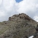 Schlussaufstieg zur Cima di Camutsch auf dem SO Grat. Hier wird erst eine kleine Graterhebung rechts im Bild überstiegen. Der einfachste Aufstieg zum Gipfel geht am Ende durch eine kleine Rinne in der Sudflanke. Es ist viel einfacher als es hier auf dem Bild aussieht (T3+).