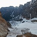 Beim Übergang vom Fels auf den Gletscher musste Hans zuerst eine  Kluft übersteigen um anschliessend mit dem Pickel Tritte in die fast senkrechte Eiswand schlagen.