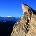Der Gipfelzahn vom Wisse Schijen (3368m) vor dem Monte Rosa Massiv. 