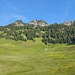 Oben am Wegweiser Risi ein Hochtal, das von der westlichen Alpsteinkette begrenzt wird.