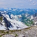 Der Blick auf die Glattalp mit dem noch halb zugefrorenen See vom Gipfel des Ortstock aus gesehen.