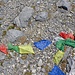 Tibetanische Gebetsfahnen zieren den Gipfel.