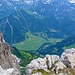 Ein Tiefblick vom Gipfel des Ortstock hinunter ins Linthtal.
