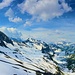 Panorama von der Furggele auf die Glattalp. Schön zu sehen wie der sonnenbeschienene Hang fast schneefrei ist und die andere Seite noch im Winterkleid.