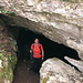 Im Abstieg vom Zir - Wieder an der Höhle, die wir nun kurz besuchen.