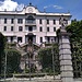 La famosissima villa Carlotta, autentico gioiello del lago di Como da visitare. Da notare la grande "C" d'orata sul cancello d'ingresso.