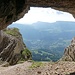 Der Wanderweg führt direkt durch die grotte de la Balme à Collomb