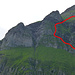 Detailaufnahme Stock (links) und Felskopf ca. 2105m (rechts) mit dem dortigen Routenverlauf: unten die Grasrampe, darüber Rinne, Grashang und Schrofenbänder zur Mulde W unter der N-Flanke