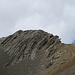 Spitzig Gretli Punkt 2788 m (auf der Karte 2789 m) von rechts her (Südgrat) stiegen wir am Ende der grossen Runse in den Grat ein, eine kurze Kletterstelle ist zu überwinden I, anschliessend wo das weisse (Fels-)Band hoch zieht einfach zum Gipfel