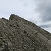 Die westseitigen Gipfelfelsen sind etwas mühsam abwärts geschichtet (Foto im Abstieg rückblickend zum Gipfel)