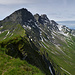 Aussicht vom Gipfel nach SW über den Wandelgrat zu Garzen, Schwarzenberg, Wildgärst und Gärstenhoren