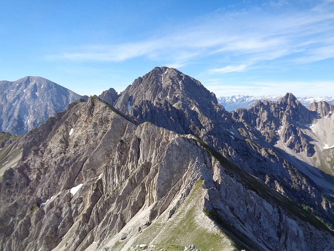 Links unter der mittigen Erlspitze die Fleischbankspitze....
