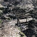 kleine Brücken verbinden die steilen Hänge im Tal