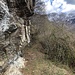 Weg entlang von Felsen