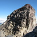 Der Gipfelkopf des Piz Lischana. Eine Person befindet sich im Aufstieg links unterhalb des Gipfels