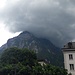 1h später in Glarus dunkle Wolken - an den Schwöschteren jetzt wohl eher unangenehm...
