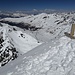 Das Gipfelkreuz eingeschneit bis zum Querbalken. Macht 1.60m Schnee auf dem Gipfel. Der Blick Richtung Norden. Im Tal deutlich zu erkennen ist die Flüela-Passstrasse Richtung Davos