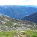 <b>Dalla vetta è distintamente visibile a SE la Capanna Alp da Canaa, nella Valle di Lodano. È adagiata nell’ampia conca dell’alpe, a 1847 m di quota, nei pressi di un laghetto ed è sovrastata dal Güi (2246 m), G’üia in dialetto, termine che forse si rifà alla pietra ollare piuttosto che ad una guglia. </b>