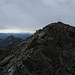 Der Gipfel von einem Gratvorsprung im Norden (gegenüber der Aufstiegroute) fotografiert