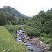 Dopo aver lasciato l’auto in località Pila, abbiamo iniziato a risalire la Val Lunga seguendo la stradina che ancora si inoltra nella valle, fino a giungere presso “L’acqua di fràa”, dove finalmente inizia il sentiero. Lungo questo tratto è stato anche realizzato un percorso denominato “Sui passi di Suor Maria Laura”, intitolato alla suora barbaramente uccisa il 6 giugno 2000 da tre ragazze minorenni a Chiavenna.