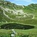 In arrivo al 1° Lago di Porcile (il più piccolo). Gli altri due sono appena più in alto e sono più grandi (lì vedremo anche numerose bollate di pesci, presumibilmente trote). In alto si vede la depressione che raggiungeremo per arrivare al Passo di Tartano.