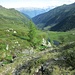 Superato il 1° Lago di Porcile, uno sguardo all’indietro sulla Val Lunga, appena risalita. Sullo sfondo le granitiche montagne della Val Masino.