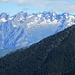 Con lo zoom le montagne della Val Masino (alla cui base passa il magnifico “Sentiero Roma”) si vedono meglio. A sinistra spiccano gli inconfondibili Pizzi Badile e Cengalo.