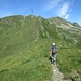 Davanti a noi (in centro foto) la depressione rappresentata dal Passo di Tartano (m 2108, dove si trova una grande croce), che mette in comunicazione la Val Lunga con la bergamasca Val Brembana (Foppolo). Dal passo abbiamo proseguito stando sul versante bergamasco per raggiungere la Cima di Lemma, seguendo il sentiero visibile.