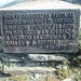 Al Passo di Tartano si trova questa targa, che ricorda il mancato ritrovo annuale tra la comunità valtellinese e quella bergamasca, a causa della terribile alluvione in Valtellina e in Val Brembana del 1987. Al ritorno alla Contrada Pila, mentre stavamo guardando una targa posta sul muro di una casa in ricordo di una precedente alluvione (del 1800), si è avvicinato un valligiano che ci ha raccontato alcuni momenti vissuti nel 1987. Stessa cosa poi ci è stata raccontata da una signora (proprietaria di un albergo a Tartano) che ha vissuto i tragici eventi che causarono nel paese la morte di 20 persone, alcune delle quali mai più ritrovate. Sono passati ormai 34 anni da quella tragedia, e per noi che l’abbiamo solo vista in televisione ormai è quasi stata dimenticata, ma per chi l’ha vissuta in prima persona rimarrà indelebilmente impressa nella memoria. Purtroppo in simili occasioni la fragilità del territorio montano, spesso “aiutata” anche dall’uomo, emerge in tutta la sua evidenza e spesso le conseguenze sono terribili, come lo furono in quel non tanto lontano mese di luglio del 1987.