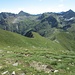 A pochi metri dalla Cima di Lemma, uno sguardo sul percorso effettuato per salire. Un po’ a destra rispetto al centro foto si vede il Passo di Tartano, mentre sopra i Laghi di Porcile svetta la Cima Cadelle e, a sinistra, Il Corno Stella.