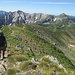 Inizio della discesa seguendo la lunga cresta che ci porterà al Passo di Lemma. Anche sul pianoro sottostante abbiamo visto innumerevoli marmotte, mentre a breve incroceremo due escursionisti partiti da San Simone (le uniche due persone incontrate durante l’escursione).