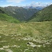 Perdendo quota e spostandoci verso ovest, si inizia a vedere la Val di Lemma, che insieme alla Val Corta dovremo percorrere per tornare a Tartano. Un po’ a sinistra rispetto al centro foto si vede la Casera di Lemma Alta (da cui passeremo).