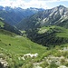 Arrivati al Passo di Lemma (m 2137), prima di iniziare la discesa verso l’omonima valle, un’ultimo sguardo sull’opposta Val Brembana, dove si vedono gli edifici di San Simone dominati dal Monte Pegherolo.