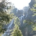 Kleiner Wasserfall entlang des Aufstiegs zum Flueseeli