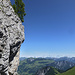 Verschnaufpause unter der 3. Abseilstelle: unten die Alp Wirie, am Horizont Solhore bis Bürgle