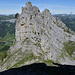 Blick vom Felsriegel über den Sattel ca. 2100m zum unteren NW-Grat: von rechts der Riprächler mit P. 2151, Gratsenke und -gipfel