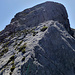 Schöne Kletterei an kompaktem Kalk über dem Felsriegel am oberen NW-Grat