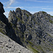 Blilck vom Sattel ca. 2115m zurück zum unteren NW-Grat: von rechts Riprächler mit P. 2151, Felsgrat, Gratsenke, Gratgipfel, Gendarm, unterster Gratabbruch, Sattel ca. 2100m