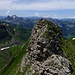Blick vom Felsgrat zurück zu P. 2398, darunter die abzukletternde Felsstufe (II), darüber das Seehore, dahinter von rechts die Préalpes vom Chörblispitz bis zur Pointe de Cray, links die Spillgerte mit rechts Dent und Château d'Oche und links Mont de Grange,