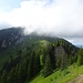 Der Abstieg vom Dreispitz in den Renggpass zieht sich. Dahinter in der Wolke steckt die Wätterlatte.