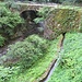 Il ponte sulla Breggia nei pressi del Mulino di Bruzella con il canale di derivazione per la pala.